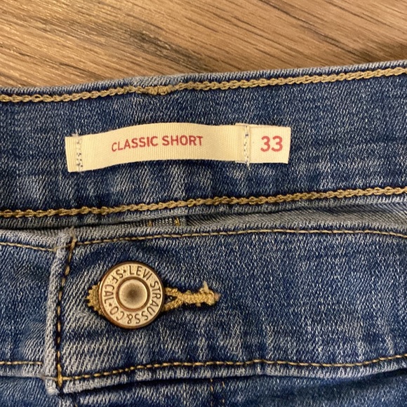 Levi’s plus size Jean shorts EUC - Picture 2 of 5